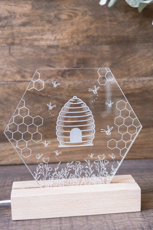 LED-Acrylglaslampe in Wabenform mit Bienenwaben- und Bienenstock-Motiv auf Holzsockel, USB-Betrieb